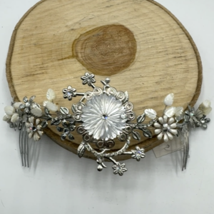 Tocado joya plateado flor nacarada