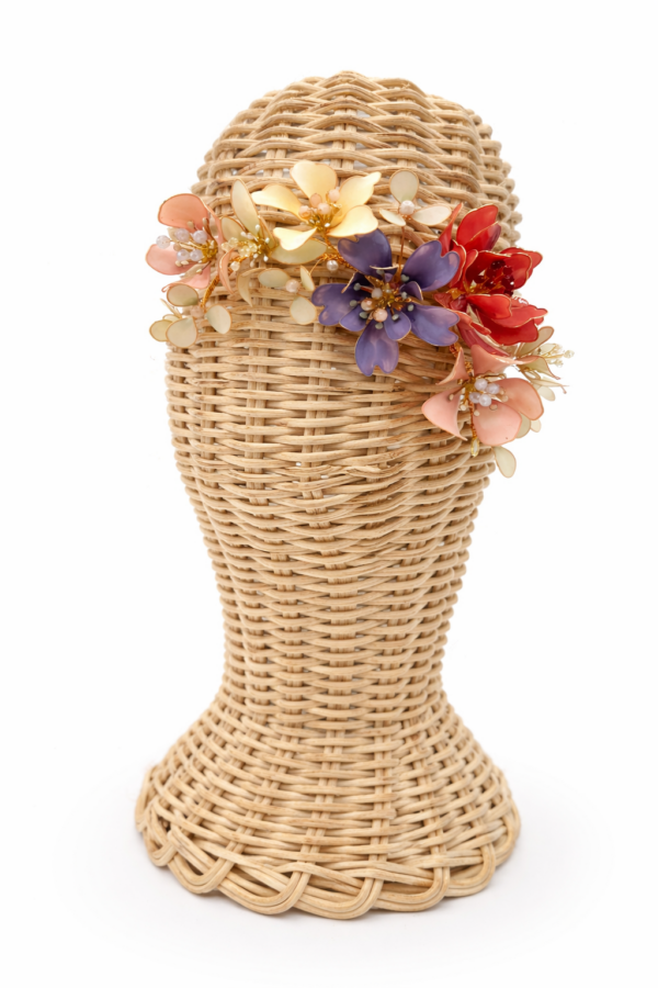 Tocado floral artesanal para bodas y eventos