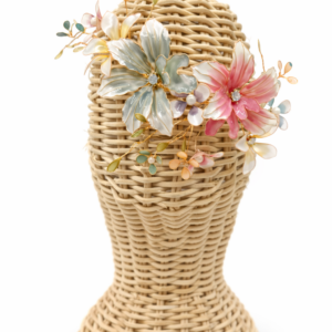 Tocado floral artesanal para bodas y eventos