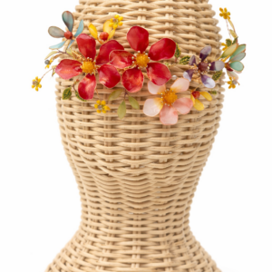 Tocado floral artesanal rojo para bodas y eventos