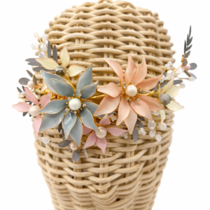 Tocado floral artesanal en tonos pastel