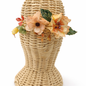Tocado artesanal de flores esmaltadas en tonos melocotón y verde