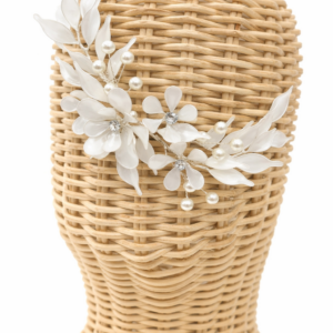 Tocado floral artesanal blanco con perlas