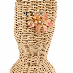 Tocado artesanal floral en tonos coral y nude