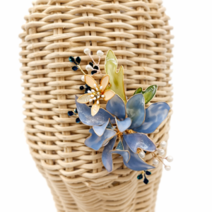 Tocado floral artesanal en tonos azules