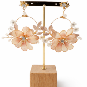 Pendientes artesanales florales en tonos nude y dorado