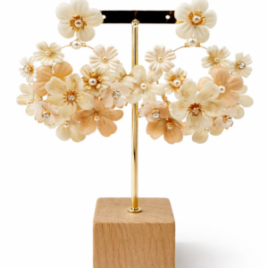 Pendientes artesanales florales en tonos marfil y dorado