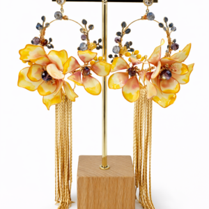 Pendientes artesanales florales largos en tonos amarillo y dorado con flecos