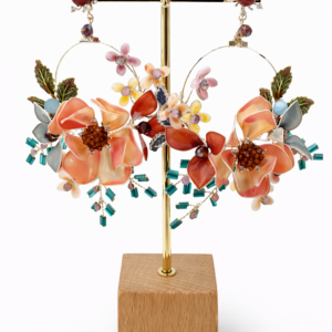 Pendientes artesanales florales con cristales y hojas esmaltadas