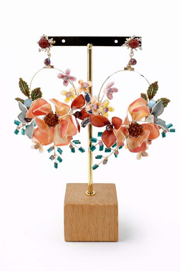 Pendientes artesanales florales con cristales y hojas esmaltadas