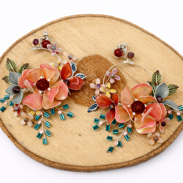Pendientes artesanales florales con cristales y hojas esmaltadas - Imagen 2