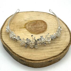 Tiara plateada cristales y perlas