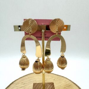 Pendientes largos dorados