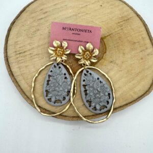 Pendiente dorado flor con gota flores relieve gris