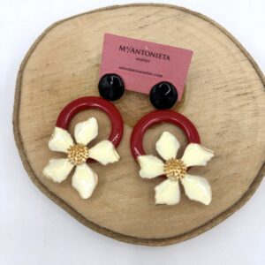Pendiente rojo y negro con flor beige