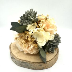 Ramillete flores en tonos beige con verde detalles dorados y hojas naturales