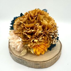 Ramillete flamenca flores mostaza y detalles en azul