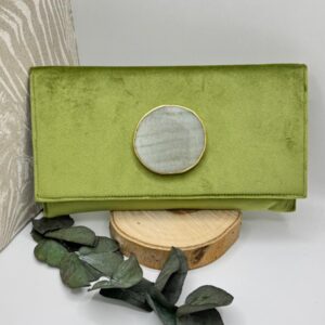 Bolso terciopelo verde tipo sobre con piedra