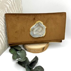 Bolso terciopelo marron tipo sobre con piedra