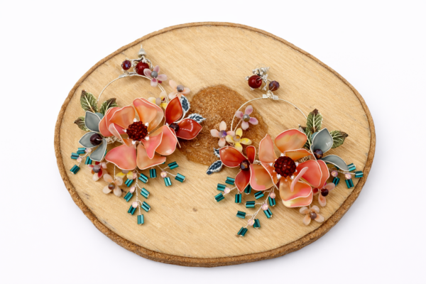 Pendientes artesanales florales con cristales y hojas esmaltadas - Imagen 2