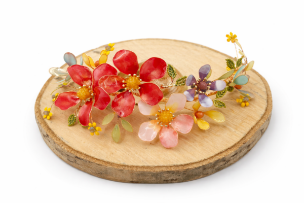 Tocado floral artesanal rojo para bodas y eventos - Imagen 3